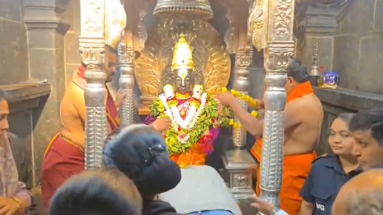 हजारो वारकरी 'विठ्ठल, विठ्ठल' नामघोषात आणि भक्तीच्या वातावरणात नवीन वर्षाचे स्वागत करतात. नवीन वर्ष सुरु होणार असल्यामुळे दर्शनासाठी भाविकांची मोठी रांग लागते, तरीही भाविकांचा उत्साह टिकून असतो. 