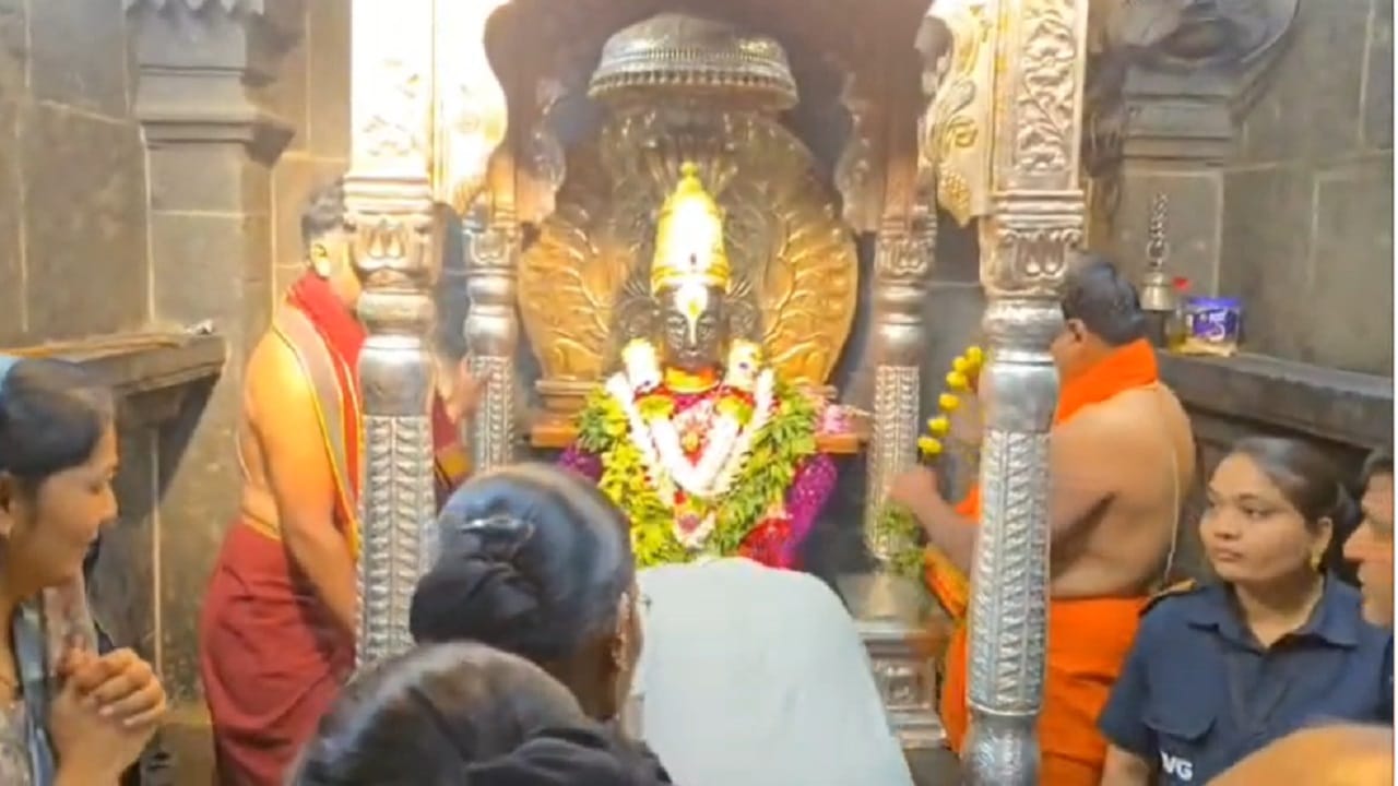 नवीन वर्षाचे स्वागत आणि सारख्या वर्षाला निरोप देण्यासाठी पंढरपूरमध्ये लाखो भाविक दाखल झाले आहेत. मोठ्या भक्तीभावाने  नवीन वर्षाचं स्वागत करण्यासाठी भाविक मंदिर परिसरात जमले आहेत. 