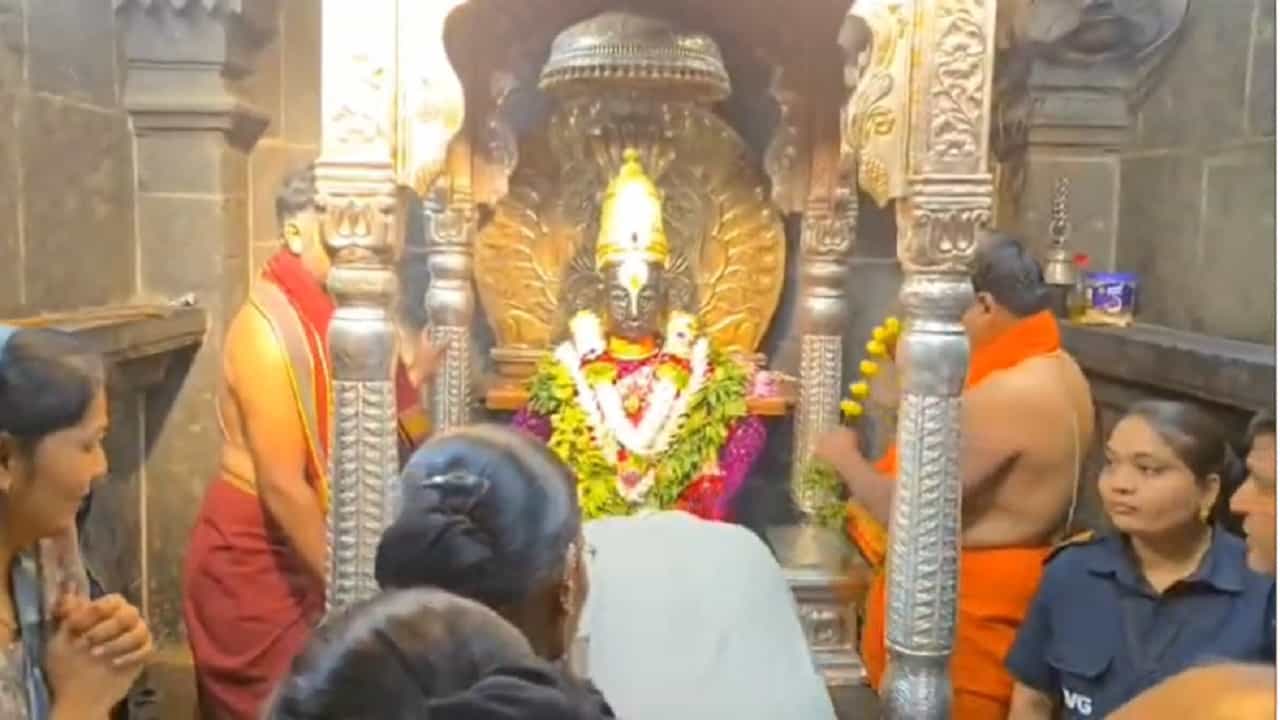 नवीन वर्षाचे स्वागत आणि सारख्या वर्षाला निरोप देण्यासाठी पंढरपूरमध्ये लाखो भाविक दाखल झाले आहेत. मोठ्या भक्तीभावाने नवीन वर्षाचं स्वागत करण्यासाठी भाविक मंदिर परिसरात जमले आहेत.