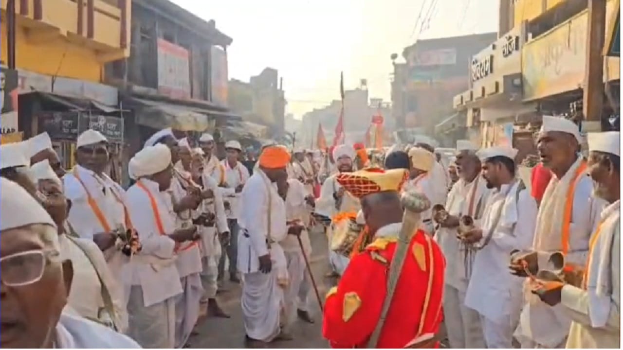 गेल्या काही दिवसांपासूनच गर्दीचा ओघ सुरू असून आज गर्दीत वाढ होताना दिसत आहे. नवीन वर्षानिमित्त विठ्ठल मंदिरात फळे, फुले आणि दिव्यांची सुंदर सजावट केली जाते, ज्यामुळे वातावरण अधिक मंगलमय होते.