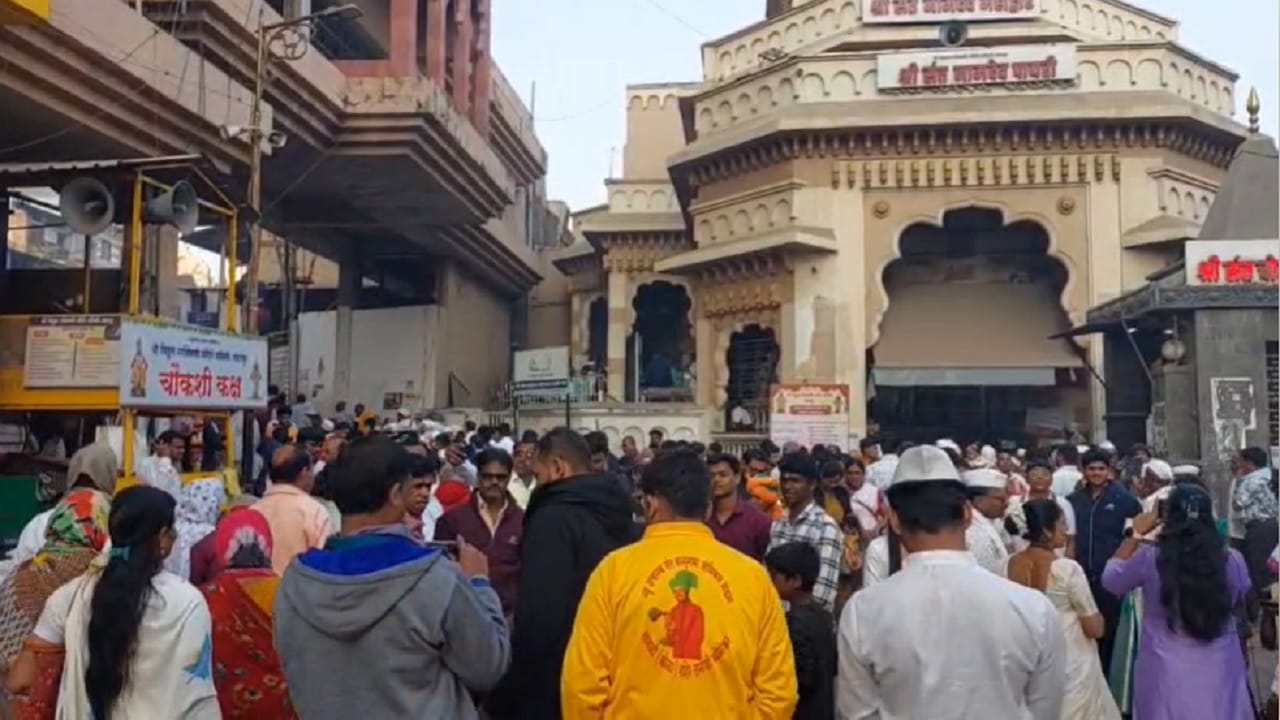 सांगायचं झालं तर, अनेक जण नव्या वर्षीची सुरुवात पांडुरंगाच्या दर्शनाने करतात. त्यामुळे सध्या पंढरपुरात मोठी गर्दी जमली आहे. सध्या तेथील फोटो व्हायरल होत आहेत. 