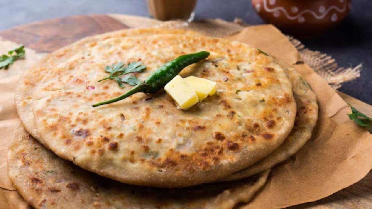 जर तुम्ही एक पनीरचा पराठा खाल्ला तर तुम्हाला लवकर भूकही लागणार नाही. विशेष म्हणजे पनीर वाढलेले वजन कमी करण्यास मदत करते. यामुळे जे लोक वाढलेले वजन कमी करण्यासाठी प्रयत्न करत आहेत, त्यांच्यासाठी फायदेशीर आहे.