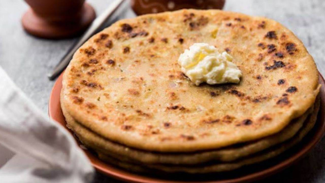 पनीरमध्ये कॅल्शियम आणि प्रथिनांचा मोठा स्त्रोत असतो. लहान मुलांपासून ते मोठ्यांपर्यंत सर्वांसाठीच पनीर फायदेशीर आहे. पनीरचा विविध प्रकारे तुम्ही आहारात समावेश करू शकता.