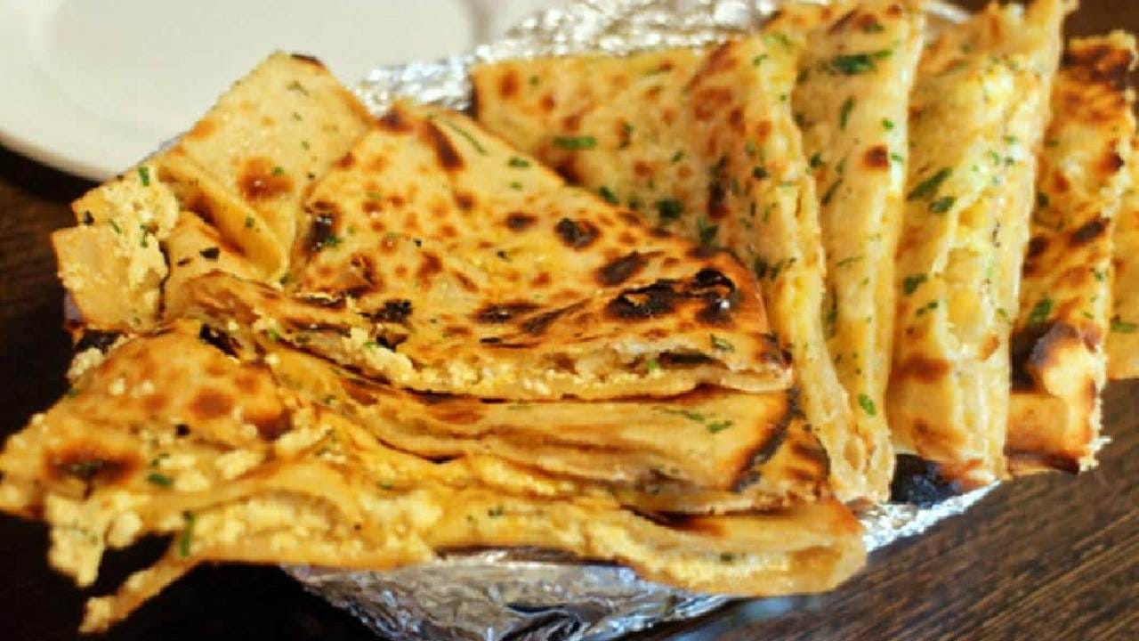 सर्वांनाच माहिती आहे की, निरोगी आरोग्यासाठी सर्वात फायदेशीर पनीर खाणे आहे. पनीर खाल्ल्याने आरोग्याच्या जवळपास समस्या या दूर होतात. दररोजच्या आहारात पनीर खाल्ल्याने अनेक फायदे होतात.