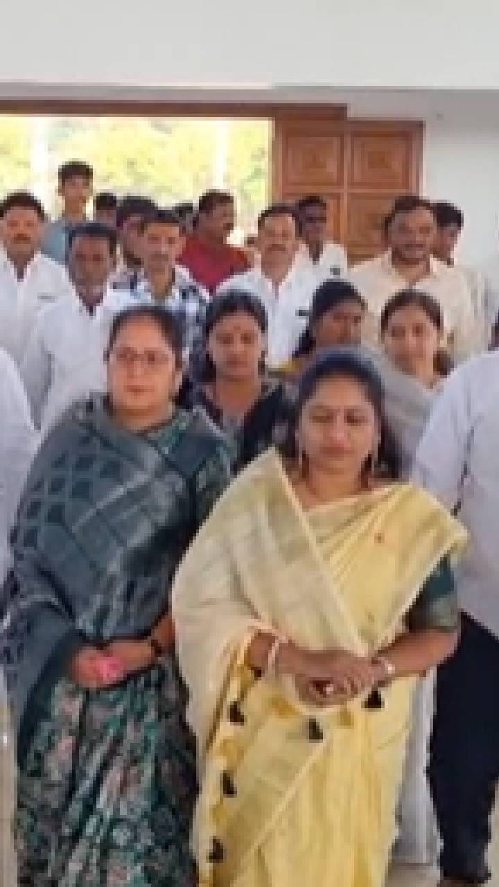 परळीत नगरपरिषदेच्या निवडणुकीत महायुतीला घवघवीत यश, विजयी उमेदवार झाले गोपीनाथ मुंडे यांच्या समाधीपुढे नतमस्तक