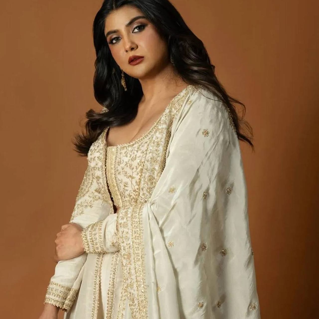 फेमस बंगाली अभिनेत्री पार्नो मित्रा अलीकडेच लोकांमध्ये चर्चेत आली आहे. पार्नो मित्रा तृणमूल काँग्रेसमध्ये सहभागी झाली. त्याआधी ती 2019 साली भारतीय जनता पार्टीमध्ये सहभागी झालेली. त्यानंतर 2021 ची विधानसभा निवडणूक सुद्धा तिने लढवली. 