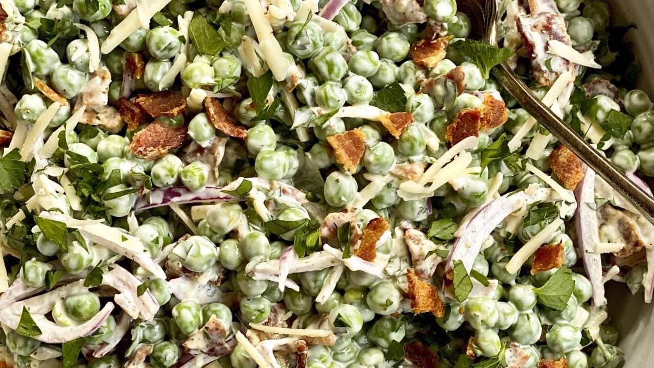 विशेष म्हणजे सलादमध्येही वाटाण्याचा समावेश करा. वाटाण्यांना थोडे फ्राय करून घ्या आणि त्यामध्ये कांदा, हिरवी मिरर्ची आणि पनीर मिक्स करून खा.