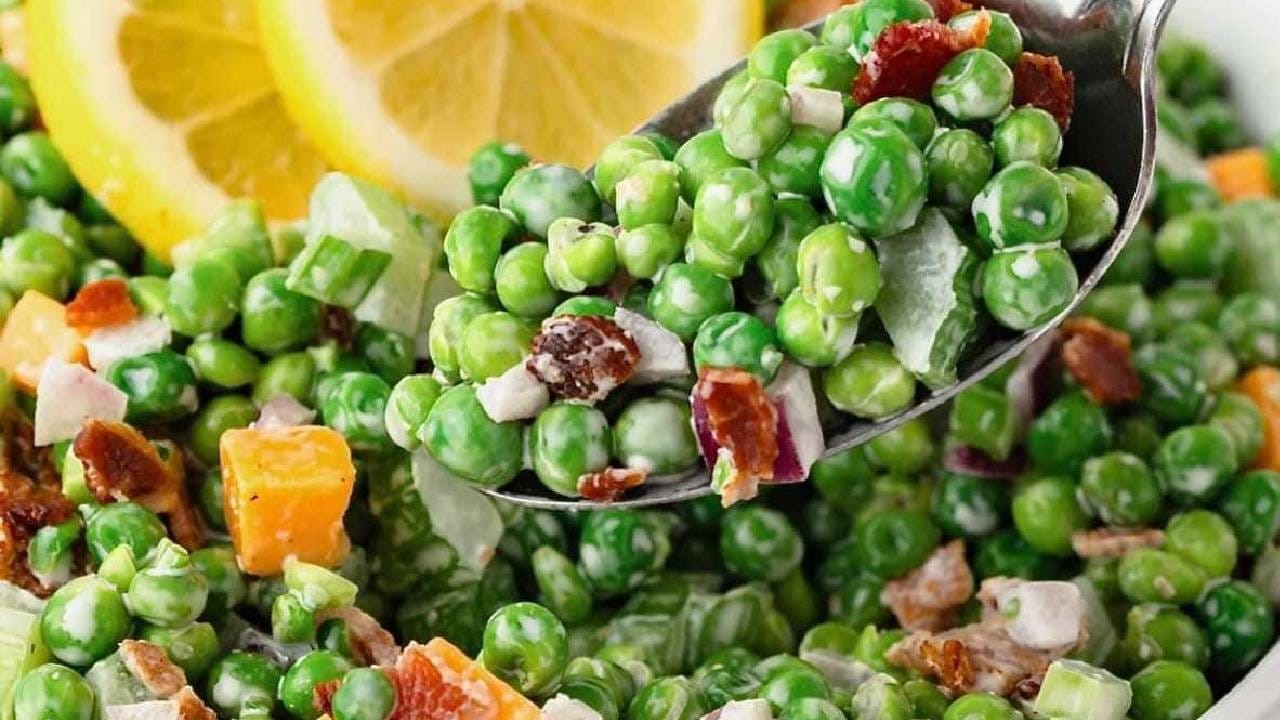 हिवाळा म्हटले की, बाजारात चांगले ताजे आणि मस्त वाटाणे येते. बरेच लोक बाजारातून ताजे वाटाणे आणतात आणि फ्रीजरमध्ये काही महिन्यांसाठी स्टोर करून ठेवतात. ज्यामुळे त्याचा वापर हवा तेव्हा करता येतो.