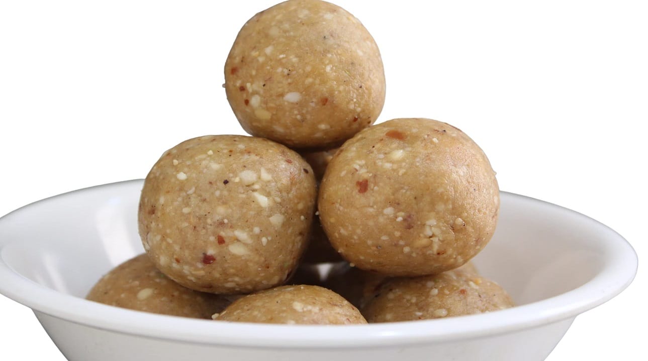 कढई गरम करून मध्यम आचेवर शेंगदाणे छान खमंग भाजून घ्या. थंड झाल्यावर त्यांच्या साली काढून टाका. शेंगदाणे हाताने थोडेसे मोडून किंवा जाडसर कुटून ठेवा... पूर्ण बारीक शेंगगाणे करु नाक...