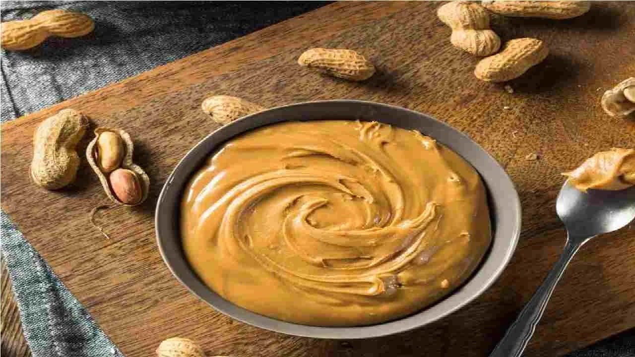 सर्वात आधी कच्चे शेंगदाणे असतील तर मध्यम आचेवर कढईत हलके खरपूस भाजा. थंड होऊ द्या आणि सोलून घ्या. भाजलेले शेंगदाणे मिक्सर/ब्लेंडरमध्ये घाला. सुरुवातीला ते पूडसारखे होतील, थोड्या वेळाने तेल सुटून पेस्ट तयार होईल.