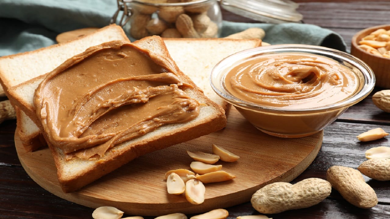 मीठ, मध किंवा साखर हे पदार्थ चवीनुसार घाला... खूप घट्ट वाटत असेल तर 1–2 टीस्पून तेल घाला. गुळगुळीत आणि क्रीमी होईपर्यंत ते वाटून घ्या... त्यानंतर हवाबंद डब्यात भरून ठेवा. तयार झालेले पीनट बटर रूम टेम्परेचरला 1–2 आठवडे, फ्रिजमध्ये 1 महिना टिकते.