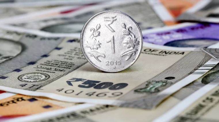 अनेकदा बँक तुम्हाला कर्जाची परतफेड करताना अगदी कमी रकमेचा ईएमआय देते. पण कमी ईएमआय भरावा लागत असेल तर तुम्ही घेतलेल्या पर्सनल लोनवर खऊप जास्त व्याज भरावे लागते. म्हणूनच ईएमआय कमी असेल तर व्याज किती भरावे लागत आहे, हे एकदा तपासा.