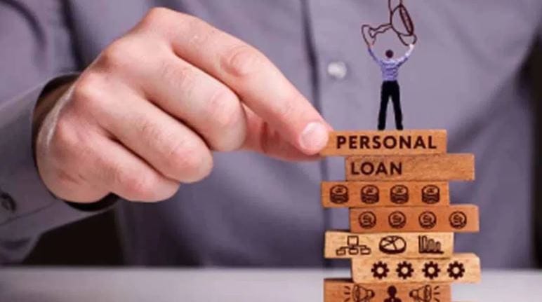 पर्सनल लोन घेताना तुमच्यापासून काही गोष्टी लपवून ठेवल्या जाण्याची शक्यता आहे. तुम्ही पर्सनल लोन घेत असाल तर त्यासाठी तुम्हाला जीएसटी, डॉक्यूमेंटेशन चार्च, प्रोसेसिंग फी अशा प्रकारचे चर्जेस भरावे लागतात. त्यामुळे तुमच्यावर हा अतिरिक्त भार पडतो. पर्सनल लोन घेताना तुम्हाला अशा पद्धतीने किती रुपये अतिरिक्त भरावे लागत आहेत, हे अगोदर जाणून घ्या. नंतरच पर्सनल लोनसाठी अर्ज करा.