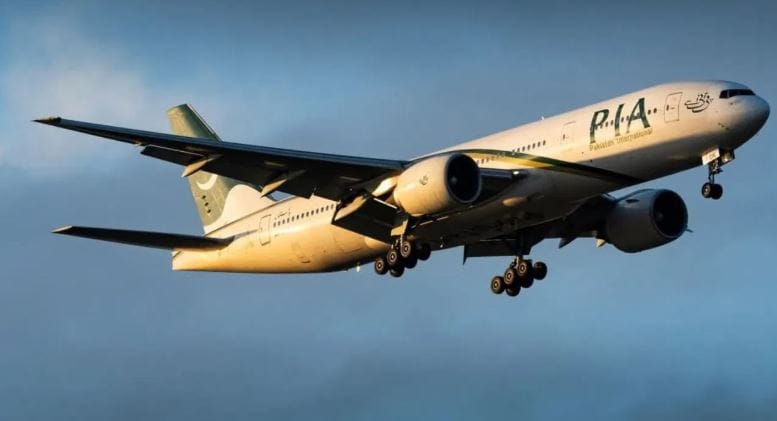  नंतर हा पगार हळूहळू वाढत जातो. एअर होस्टेसला पाकिस्तानमध्ये इतर खर्चही मिळतो. यामध्ये हाऊसिंग अलाऊन्स, मेडिकल सुविधा, ट्रॅव्हल पर्क्स, इन्सुरन्स यांचा समावेश असतो. या सर्व भत्त्यांना एकत्र केल्यास एअर होस्टेसचे मासिक वेतन 5 लाख पाकिस्तानी रुपयांपर्यंत जाते. पाकिस्तानची आर्थिक स्थिती पाहता तिथे एका एअर होस्टेसला दिला जाणारा पगार खूपच जास्त आहे. 