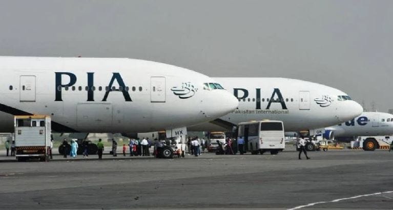 आता या विमान वाहतूक कंपनीच्या एअर होस्टेसचा पागार किती आहे, असे विचारले जात आहे. गेल्या अनेक दिवासंपासून पीआयए ही विमान वाहतूक कंपनी तोट्यात होती. या कंपनीवर बरेच कर्जही झाले होते. त्यामुळेच तिला विकण्याचा निर्णय घेण्यात आला. लिलाव आयोजित करून ही कंपनी विकण्या आली. 