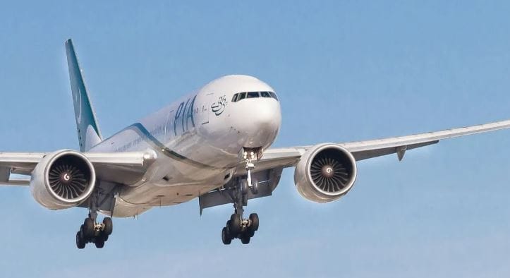 पाकिस्तानच्या अन्य खासगी विमान वाहतूक सेवांचा विचार करायचा झाल्यास सेरीन एअर’ (Serene Air) या विमान वाहतूक कंपनीत एअर होस्टेसला 70 हजार ते 1 लाख पाकिस्तानी रुपये पगार आहे. एअर ब्लू या कंपनीत हाच पगार 65,000 ते 95,000 पाकिस्तानी रुपये आहे.