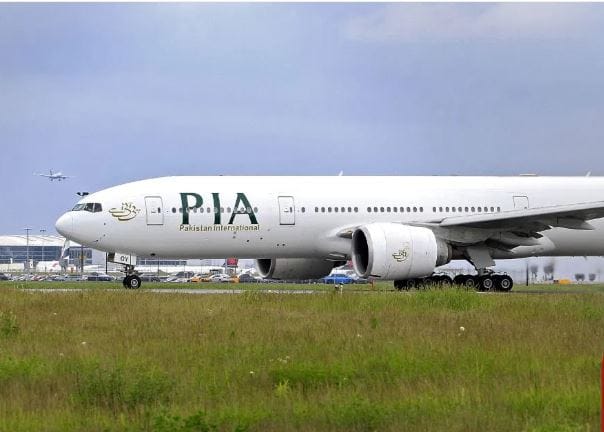 पाकिस्तानची सरकारी एअरलाईन्स पाकिस्ताना इंटरनॅशनल एअरलाईन्स (पीआयए) ही विमान वाहतूक कंपनी विकण्यात आली आहे. पाकिस्तानचे पंतप्रधान शाहबाज शरीफ यांनी या विमान विक्रीची प्रक्रिया पूर्ण केली आहे. मिळालेल्या माहितीनुसार ही प्रवासी विमान वाहतूक कंपनी 135 अब्ज पाकिस्तानी रुपये म्हणजेच 4300 कोटी भारतीय रुपयांत विकण्यात आल आहे.