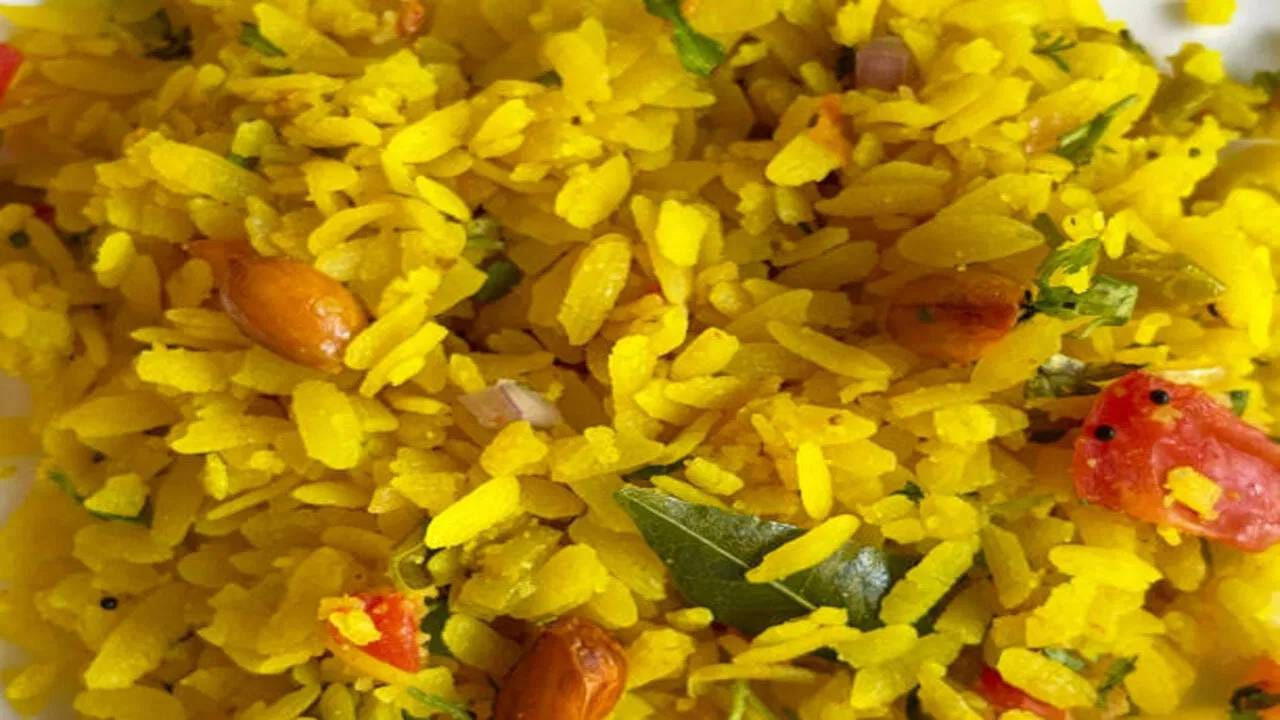 पोह्यामधील पोषक तत्वांमुळे त्वचा चांगली होते. त्वचेसाठी फायदेशीर असलेली पोषक तत्व पोह्यात असतात. यामुळे तुम्ही दररोज पोह्याचा समावेश आहारात करू शकता.