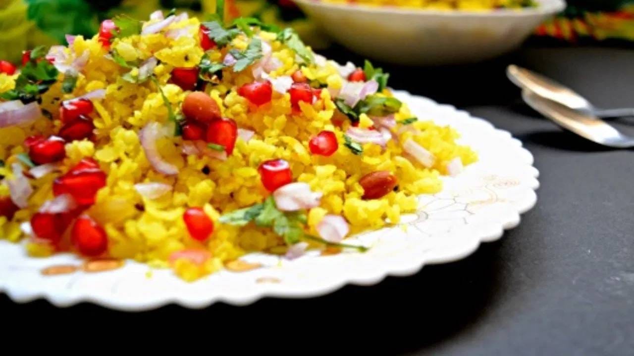 पोह्यामध्ये मोठ्या प्रमाणात फायबर आढळते. फायबरमुळे पचनक्रिया चांगली होण्यास मदत होते. जर तुम्हाला पचनाचा काही त्रास असेल तर पोहे खा. ज्यामुळे समस्या कमी होईल.