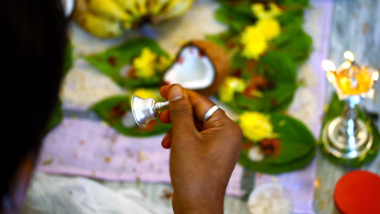 त्यामुळे आज आपण देवाला वाहिलेले कोणते साहित्य पुन्हा वापरू शकतो आणि कोणते साहित्य विसर्जित करणे गरजेचे आहे, याचे साधे-सोपे नियम समजून घेणार आहोत.