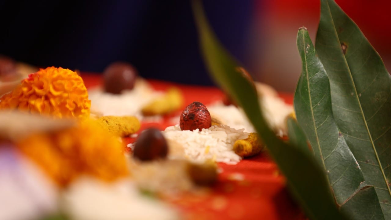 मात्र, अनेकदा पूजेनंतर काही फुले किंवा इतर साहित्य शिल्लक राहते, अशा वेळी ते पुन्हा वापरता येते का? किंवा देवाच्या चरणी एकदा वाहिलेली वस्तू शुद्ध करून पुन्हा वापरणे योग्य आहे का? असे अनेक प्रश्न भाविकांच्या मनात निर्माण होतात.