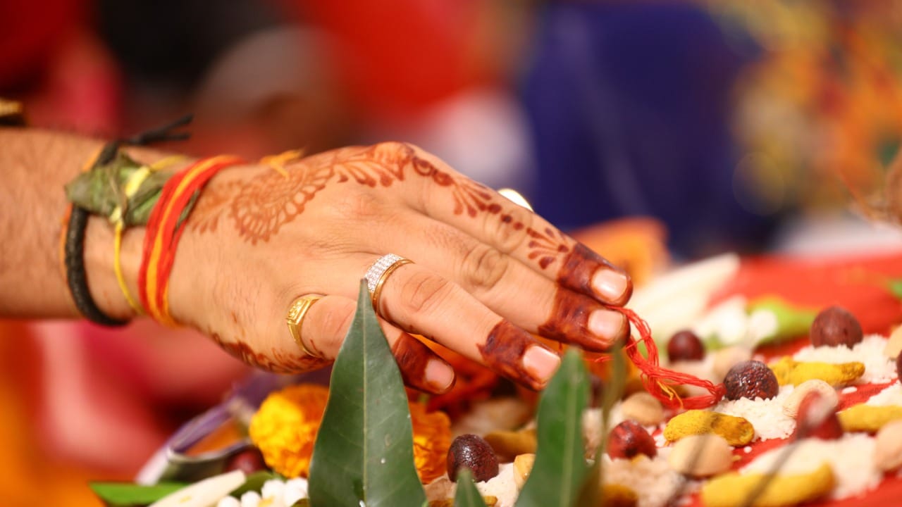 शास्त्रात तुळशीच्या पानांना विशेष स्थान आहे. तुळशीची पाने कधीही शिळी किंवा अपवित्र मानली जात नाहीत. जर ताजी पाने उपलब्ध नसतील, तर अर्पण केलेली तुळशीची पाने स्वच्छ धुवून पुन्हा पूजेसाठी वापरता येतात.