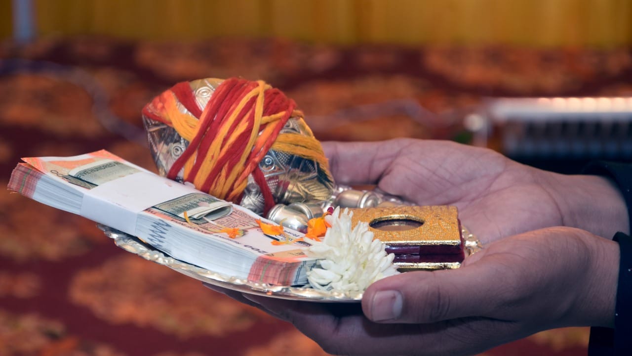 पण एकदा अर्पण केलेले नैवेद्य, पाणी, फुले, हार, कुंकू, धूप-दीप आणि अक्षता यांचा पुन्हा वापर करू नये. तसेच, देवासमोर लावलेल्या दिव्यामध्ये उरलेले तेल किंवा तूप दुसऱ्या वेळी वापरू नये. असे केल्याने त्या वस्तूंची पवित्रता नष्ट होते, असे मानले जाते.