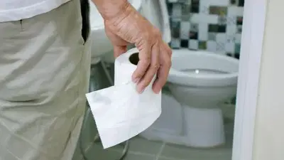 विष्ठेचा रंग बदलणे म्हणजे गंभीर आजाराचे लक्षण, अजिबात करू नका दुर्लक्ष, अन्यथा...