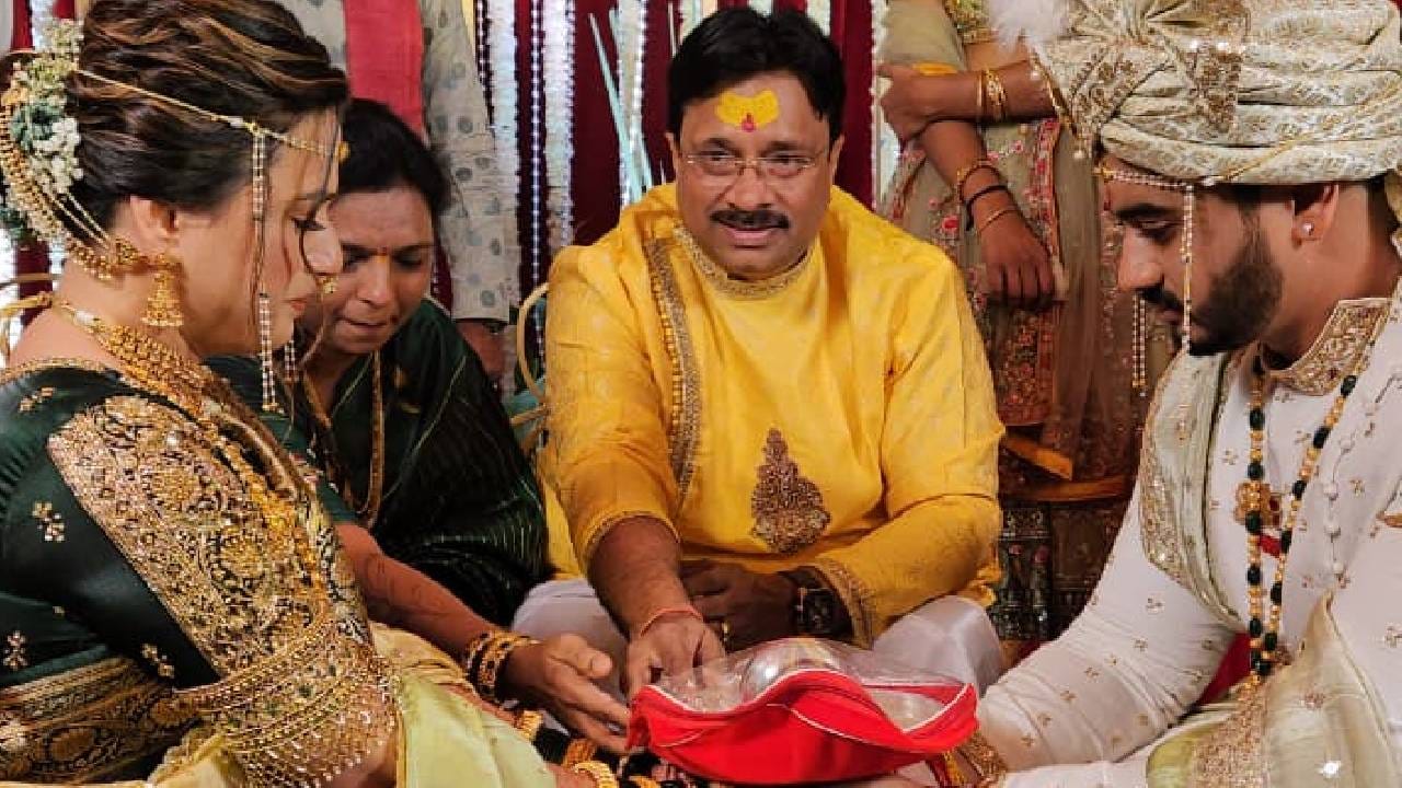 आनंद पिंपळकर यांनी काही चित्रपटांध्ये प्राजक्ताच्या वडिलांची भूमिका साकारली होती. त्यामुळे चित्रपटातील नातं वास्तवात उतरण्याचा आनंद अवर्णनीय आहे, असे ते भावूक स्वरात म्हणाले.
