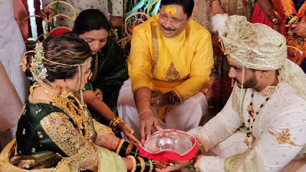 'स्वराज्यरक्षक संभाजी' या तुफान गाजलेल्या मालिकेत महाराणी येसुबाईंची भूमिका साकारून घराघरात पोहोचलेली अभिनेत्री प्राजक्ता गायकवाडचा विवाहसोहळा मोठ्या थाटामाटात संपन्न झाला. कला, सामाजिक, राजकीय आणि व्यावसायिक क्षेत्रातील अनेक मान्यवरांच्या उपस्थितीने सोहळ्याची शोभा अधिक वाढली.
