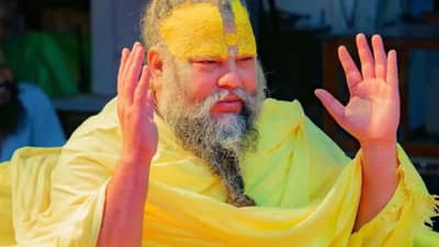 Premanand Maharaj : थंड पाण्याने अंघोळ करावी की गरम पाण्याने? पाहा प्रेमानंद महाराज काय म्हणाले?