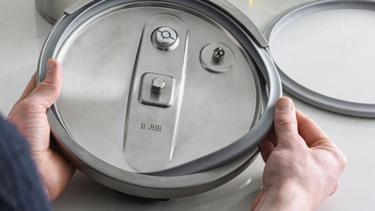 प्रत्येक वापरा नंतर रबर काढून स्वच्छ धुवावा. अन्नाचे कण साचल्याने तो लवकर खराब होतो. रबरची लवचिकता टिकवण्यासाठी त्याला अधूनमधून थोडे खाद्यतेल लावून ठेवावे. रबर कधीही थेट सूर्यप्रकाशात किंवा गॅसच्या शेजारी ठेवू नका, कारण अतिउष्णतेमुळे तो लवकर सैल पडतो.