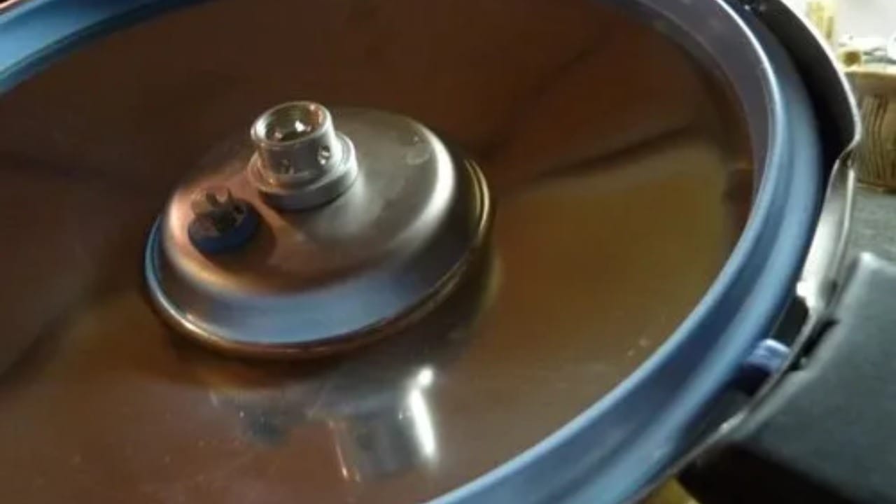 जर रबर जास्तच जुना झाला असेल आणि वरील उपायांनीही थोडी वाफ जात असेल, तर झाकणाच्या कडांना ओल्या पिठाचा थर लावा. हे तात्पुरत्या स्वरुपात काम करते आणि प्रेशर टिकवून धरते.