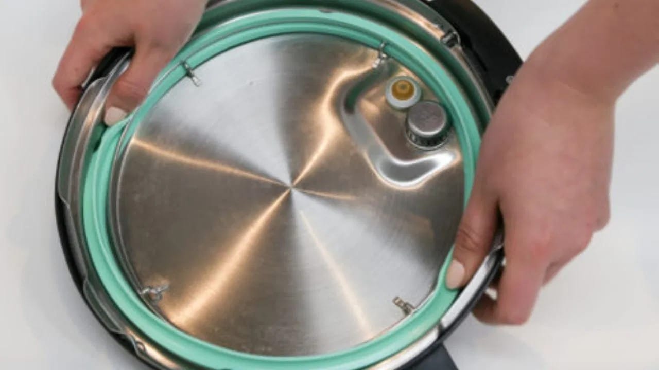 जर तुम्हाला तातडीने कुकर लावायचा नसेल, तर रबर धुवून कोरडा करा आणि १०-२० मिनिटांसाठी फ्रीजरमध्ये ठेवा. यामुळे रबर घट्ट होतो आणि झाकणावर व्यवस्थित बसतो.