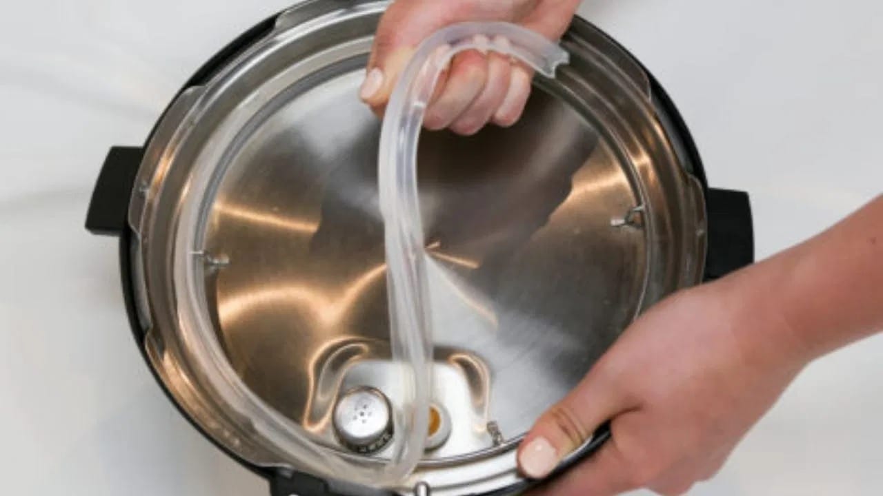 एका भांड्यात कडक थंड पाणी किंवा बर्फाचे पाणी घ्या. त्या पाण्यात रबर पूर्णपणे बुडवून १० ते १५ मिनिटे ठेवा. थंडीमुळे रबर आकुंचन पावतात आणि रबर पुन्हा मूळ आकारात येण्यास मदत होते.