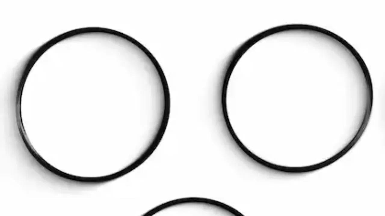 जर तुम्हीही या समस्येचा सामना करत असाल तर नवीन रबर विकत आणण्यापूर्वी काही घरगुती उपाय नक्की करून पहा.  कुकरचा रबर सतत उष्णतेच्या संपर्कात येत असल्याने त्याची लवचिकता हळूहळू कमी होते. अन्नाचे कण किंवा तेलाचा चिकटपणा साचल्यामुळे रबर झाकणावर नीट पकड घेऊ शकत नाही. परिणामी, तो ताणला जातो किंवा आकुंचन पावण्याची क्षमता गमावतो.