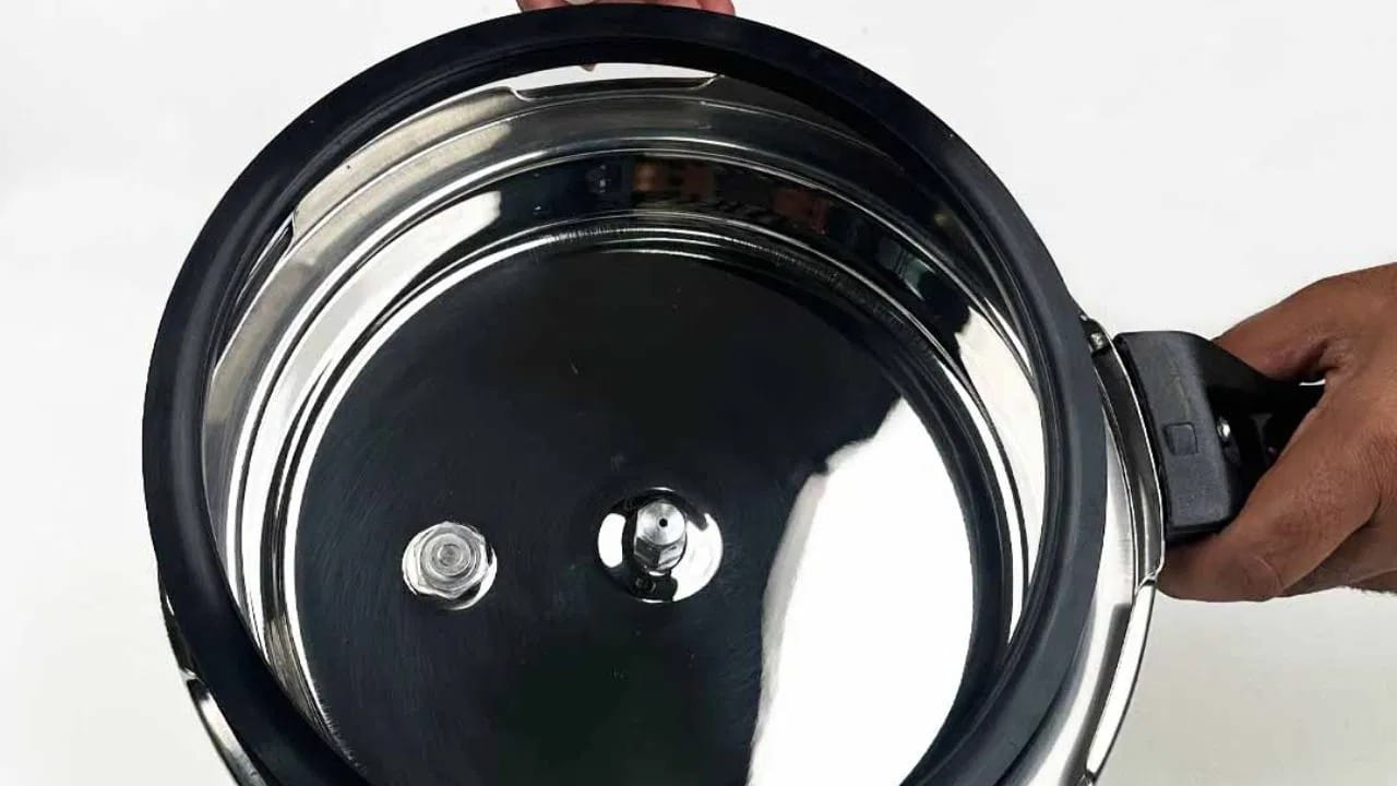 प्रेशर कुकर हे प्रत्येक भारतीय स्वयंपाकघरातील अविभाज्य साधन आहे. डाळ असो वा भात, कुकरशिवाय करणं म्हणजे खूप कठीण काम असते. पण अनेकदा ऐनवेळी कुकरचा रबर सैल होतो आणि वाफ बाहेर पडू लागल्यामुळे शिट्टी वाजत नाही. अशावेळी जेवण वेळेवर शिजत नाही आणि गॅसचीही मोठी नासाडी होते.