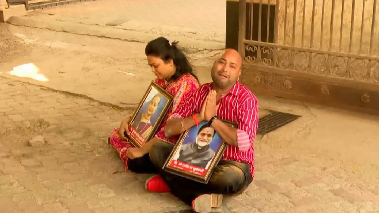 आम्हाला न्याय द्या, अशी मागणी नाराज उमेदवार उद्धव ठाकरेंकडे करत आहेत. 'मातोश्री'बाहेर उमेदवार हातात फोटो घेऊन ठिय्या मांडून बसल्याचं पहायला मिळालं. यावेळी त्यांनी हात जोडले आणि भावूक होत उद्धव ठाकरेंकडे उमेदवारीची मागणी केली. 
