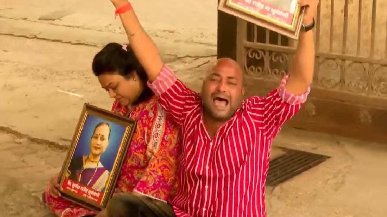 "2017 मध्ये ओबीसी वॉर्डमध्ये दुसऱ्यांना तिकिट दिलं. आम्हाला पण तिकिट दिली होती, परंतु त्या निवडणुकीत आमचा पराभव झाला होता. आता त्यांनी आम्हाला तिकिट द्यावी, अशी आमची मागणी आहे," असं उमेदवार म्हणाले. 
