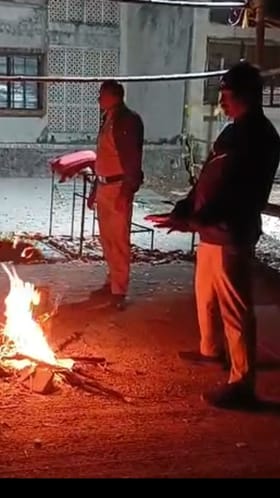 कडाक्याच्या थंडीतही स्ट्रॉंगरूम बाहेर पोलिसांचा पहारा