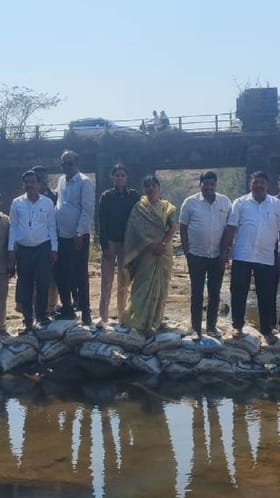 पुण्याच्या भोरमध्ये विद्यार्थ्यांनी श्रमदानातून बांधला बंधारा.