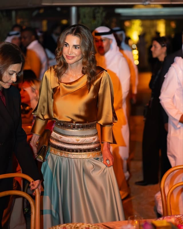 उलट ही राणी अगदीच मॉडर्न कपड्यांत दिसते. विशेष म्हणजे या राणीची मुलंदेखील पाश्चिमात्त्य देशात शिकलेली असून विचारांनी फारच पुढारलेली आहेत. मुस्लीम देशाच्या राजाची राणी असली तरीही ही राणी मात्र सर्वांना भुरळ पडावी अशा पद्धतीने कपडे परिधान करते. तिचे सौंदर्यदेखील सर्वांनाच प्रेमात पाडणारे आहे.