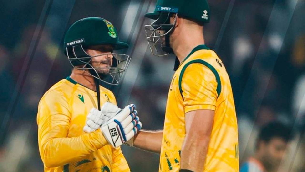 "तुम्हाला तुमच्याकडे असलेली एखादी गोष्ट गेल्यावरच त्याची किंमत कळते." याच कारणामुळे क्विंटन डीकॉकने आंतरराष्ट्रीय क्रिकेटमध्ये पुनरागमन केलं. भारताविरुद्ध 51 धावांनी विजय मिळवल्यानंतर पत्रकार परिषदेत डी कॉकने निवृत्ती मागे घेण्याचं कारण स्पष्ट केलं. (फोटो- Proteas Men Twitter)