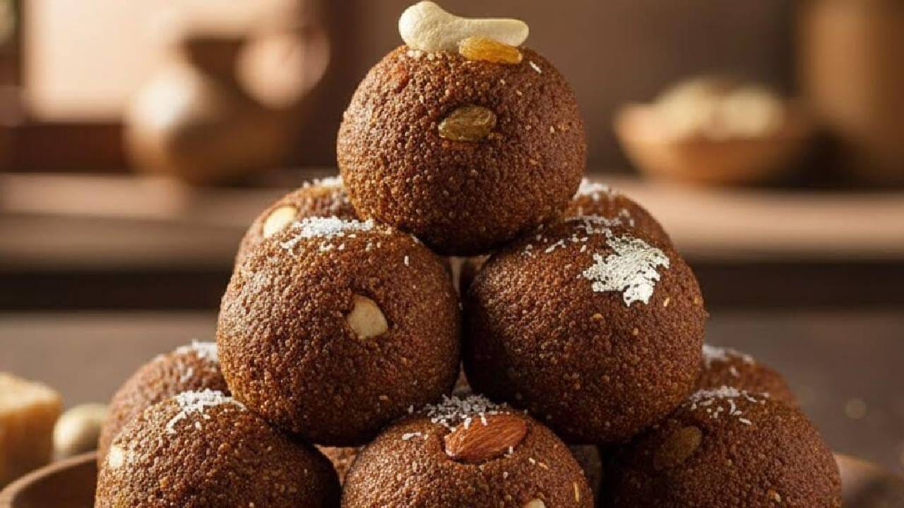 नाचणीचे लाडू आरोग्यासाठी फायदेशीर ठरतात. हिवाळ्यात नाचणीच्या लाडूचा आहारात समावेश करा. दररोज सकाळी हे लाडू खा. ज्यामुळे अनेक फायदे मिळतील.