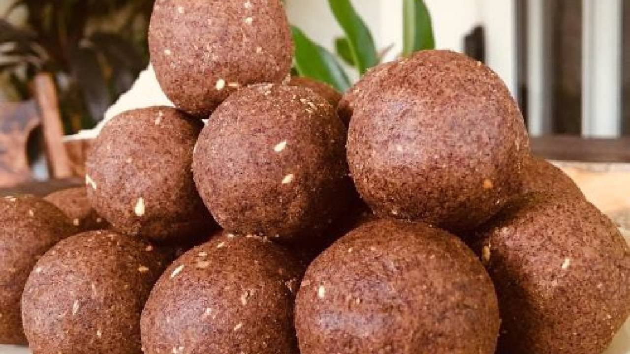 हिवाळ्यात जर तुम्हाला निरोगी राहायचे असेल तर नाचणीचा आहारात समावेश करा. नाचणी गरम असते, ज्यामुळे हिवाळ्यात अधिक फायदेशीर ठरते.