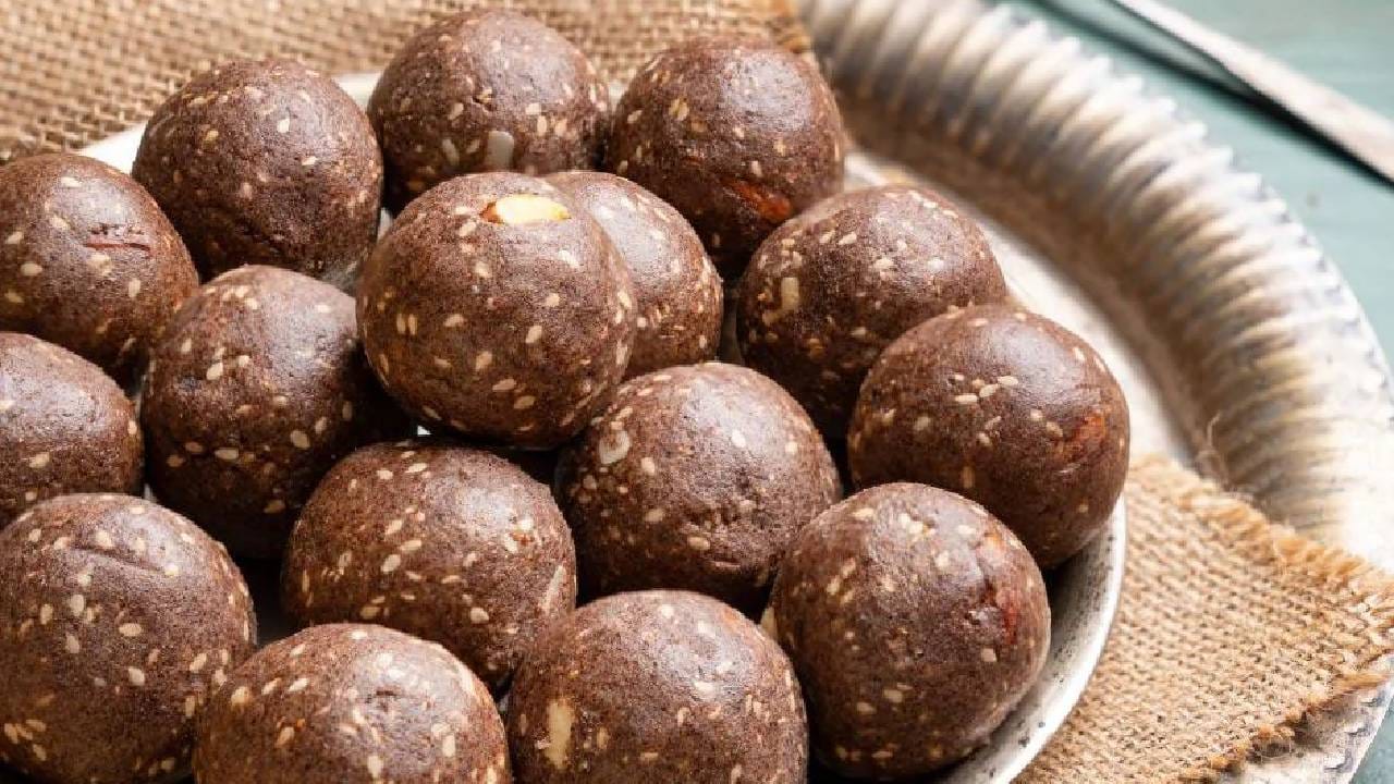 विशेष म्हणजे नाचणी रोगप्रतिकारक शक्ती वाढवण्यास मदत करते. शिवाय वजन कमी करण्यासही मदत करते. नाचणी आणि गुळाचे लाडू फायदेशीर आहेत.