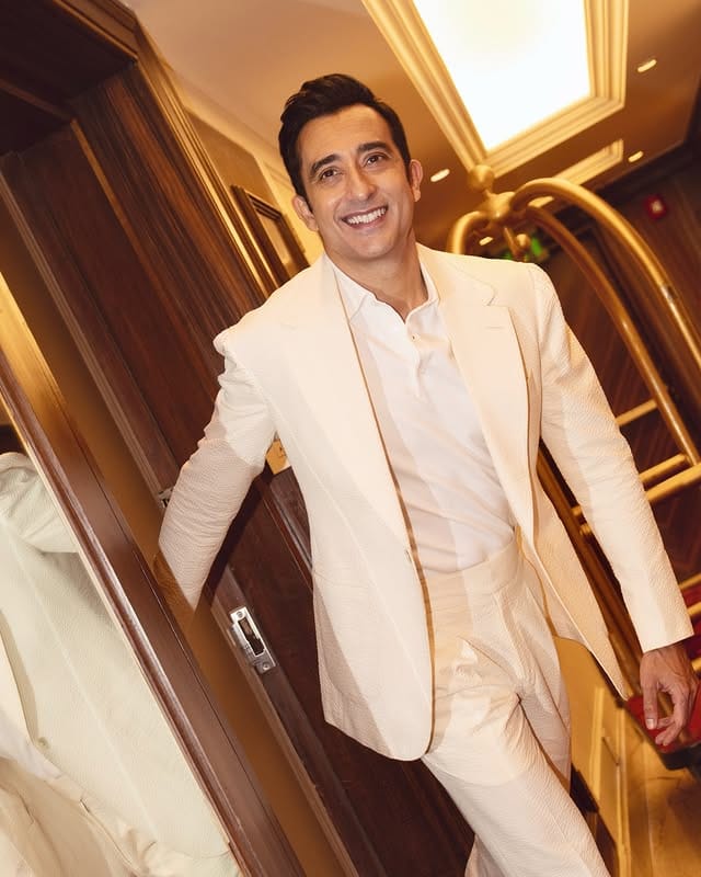 परंतु त्याला एक लेखक, कॉलमिस्ट आणि स्टाईल आयकॉन म्हणूनही ओळखले जाते. राहुल नेहमी लाईमलाईटपासून दूर असतो. अक्षय खन्ना आणि राहुल खन्ना हे एकमेकांपासून दूर राहतात. दोघांनीही लग्न केलेले नाही. आई-वडिलांच्या मृत्यूनंतर दोघांमध्ये फारसे सलोख्याचे संबंध नाहीत. राहुल खन्नाने 2023 साली एकदा अक्षय खन्नासोबत एक फोटो पोस्ट केला होता. दोघेही कधीच एकत्र दिसत नाहीत.