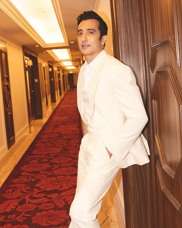 राहुल खन्नाने आपल्या करिअरची सुरुवात मॉडेलिंगपासून केली. 1980 च्या दशकात तो आंतरराष्ट्रीय फॅशन, मॉडेलिंग जगात प्रसिद्ध होता. त्याने युरोप तसेच हॉलिवूडच्या अनेक ब्रँड्ससोबत काम केलेले आहे. त्याने 1999 साली अभिनय क्षेत्रात पाऊल ठेवले. त्याने अर्थ या इंग्रजी चित्रपटात पहिल्यांदा काम केले. त्यानंतर हॉलिवुड बॉलिवुड, लव्ह आजकल यासारख्या काही चित्रपटांतही त्याने काम केले. आज राहुल एक अभिनेता म्हणून प्रसिद्ध आहे.