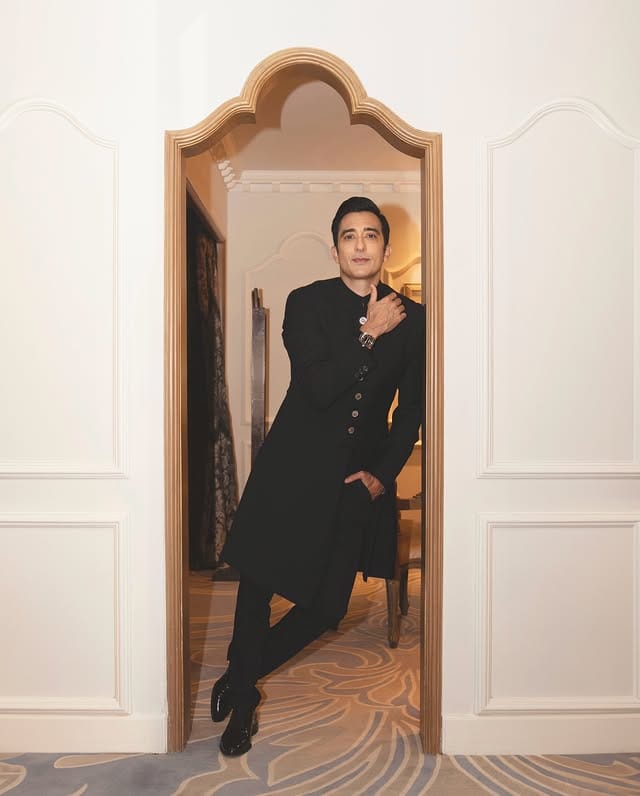 राहुल खन्ना हा अक्षय खन्नाचा मोठा भाऊ आहे. राहुल हा अक्षयपेक्षा तीन वर्षांनी मोठा आहे. अक्षय खन्नाला बॉलिवुडमध्ये फार मोठे यश मिळालेले आहे. त्याने अनेक प्रकारचे चित्रपट केलेले आहेत. राहुलच्या वाट्याला मात्र म्हणावे तेवढे यश आलेले नाही. राहुल खन्ना नेहमी ग्लॅमरस दुनियेपासून दूर राहण्याचा प्रयत्न करतो. असे असले तरी त्याचे बॉलिवुडमध्ये एक वेगळे नाव आहे. राहुल खूपच हँडसम असून तो त्याच्या यूनिक स्टाईलमुळे ओळखला जातो. तो 53 वर्षांचा आहे.