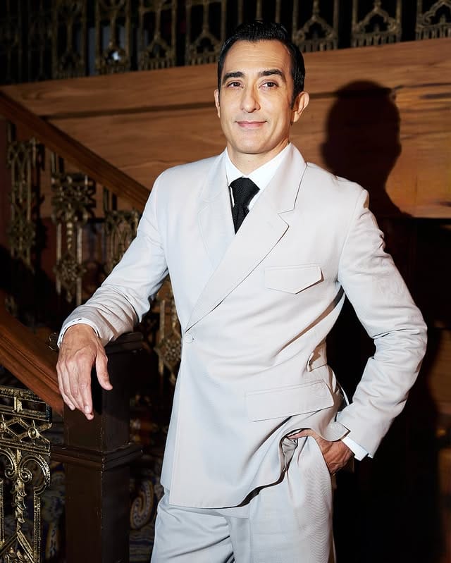 अक्षय खन्नाच्या भावाचे नाव राहुल खन्ना आहे. राहुल खन्ना हा एक अभिनेता आहे. बॉलिवुडमध्ये तो सक्रीय आहे. विशेष म्हणजे तो सोशल मीडियावर नेहमीच वेगवेगळे फोटो अपलोड करतो. अक्षय खन्नाच्या धुरंधरमधील कामावर मात्र राहुल खन्नाने विशेष प्रतिक्रिया दिलेली नाही. त्याने आपल्या भावाच्या कामाचे कौतुक सोशल मीडियाच्या माध्यमातूनदेखील केलेले नाही.